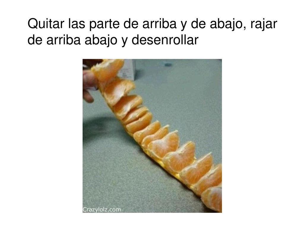 Quitar las parte de arriba y de abajo, rajar de arriba abajo y desenrollar