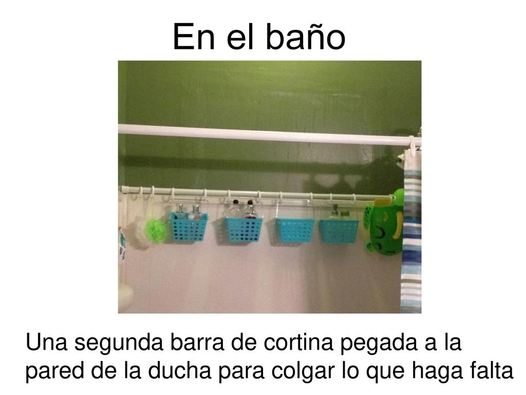 En el baño Una segunda barra de cortina pegada a la pared de la ducha para colgar lo que haga falta