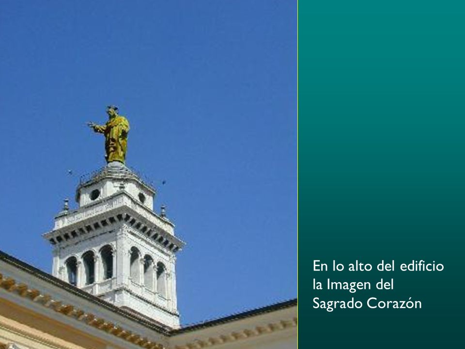En lo alto del edificio la Imagen del Sagrado Corazón