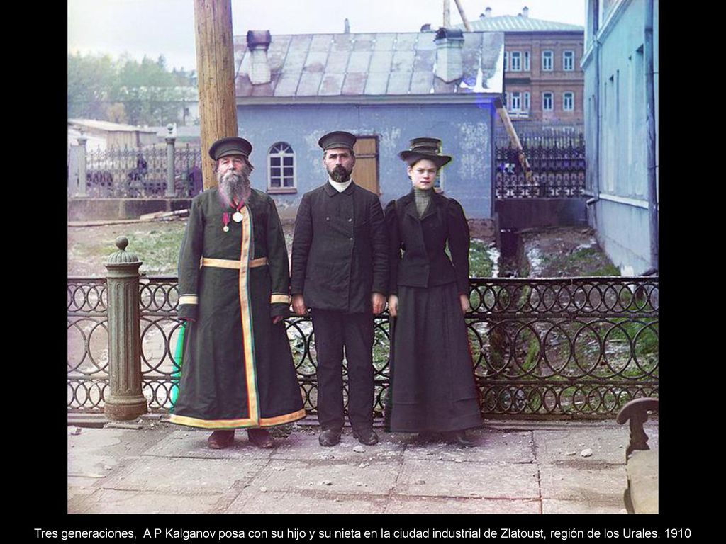 Tres generaciones, A P Kalganov posa con su hijo y su nieta en la ciudad industrial de Zlatoust, región de los Urales.
