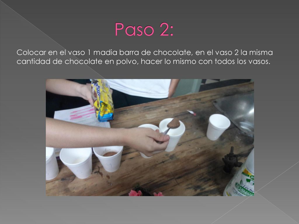 Paso 2: Colocar en el vaso 1 madia barra de chocolate, en el vaso 2 la misma cantidad de chocolate en polvo, hacer lo mismo con todos los vasos.