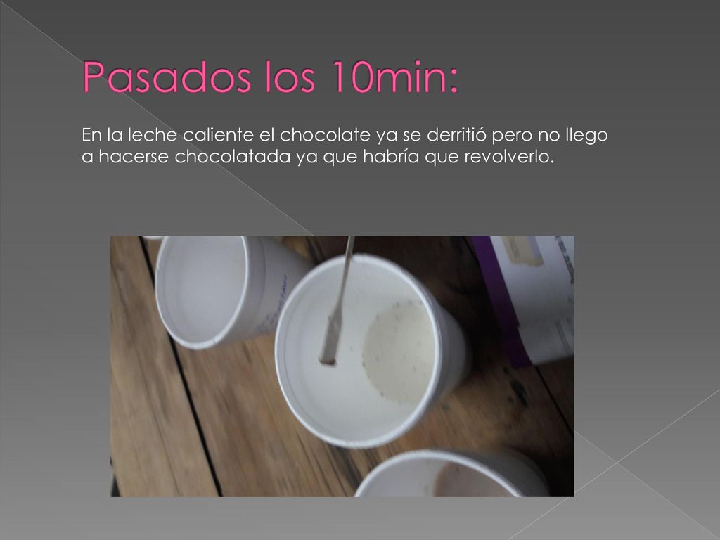 Pasados los 10min: En la leche caliente el chocolate ya se derritió pero no llego a hacerse chocolatada ya que habría que revolverlo.