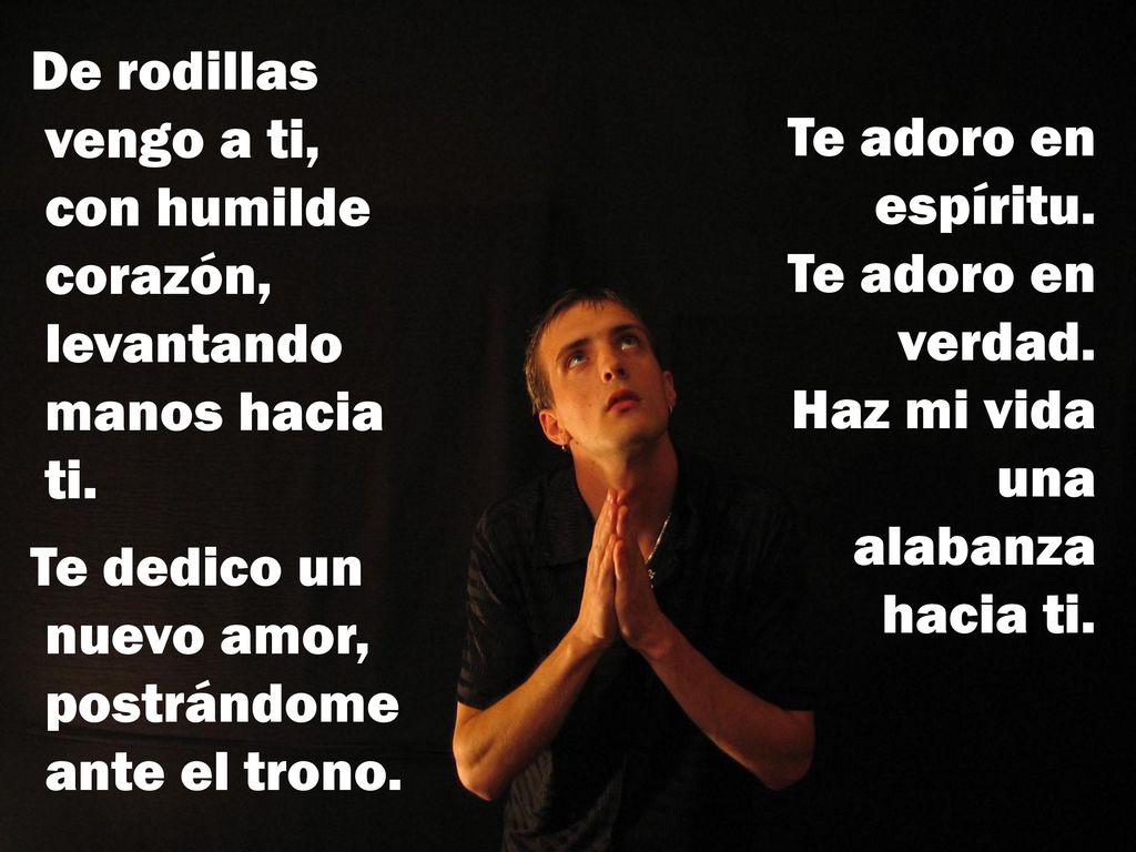De rodillas vengo a ti, con humilde corazón, levantando manos hacia ti.