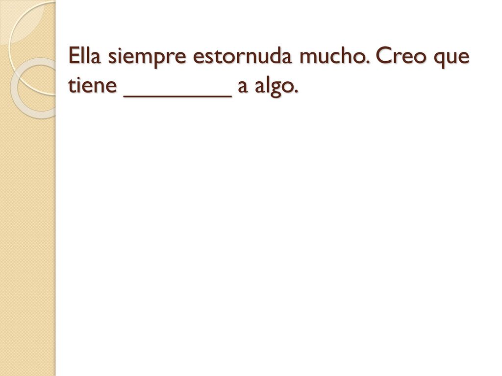 Ella siempre estornuda mucho. Creo que tiene ________ a algo.