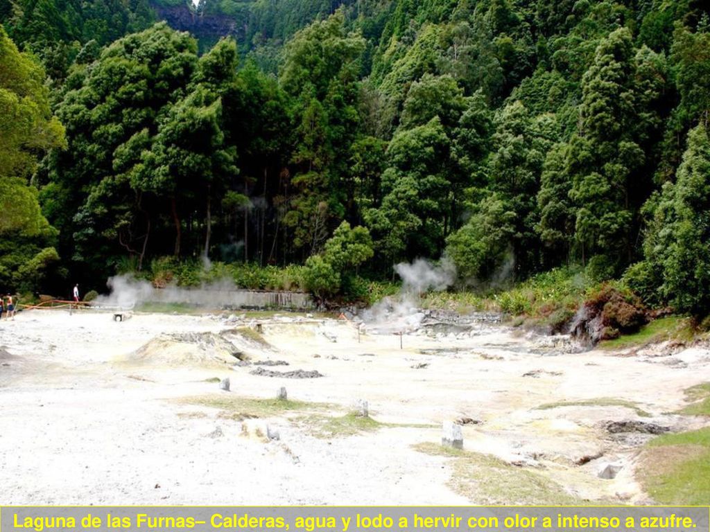 Caldeiras - Furnas Laguna de las Furnas– Calderas, agua y lodo a hervir con olor a intenso a azufre.