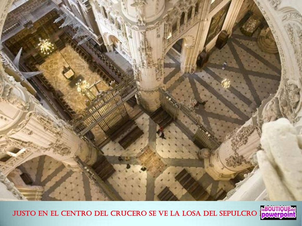 Justo en el centro del crucero se ve la losa del sepulcro del Cid
