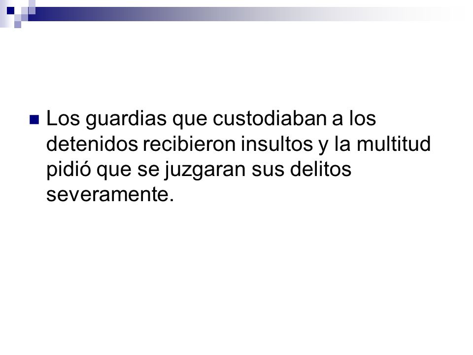 Los guardias que custodiaban a los detenidos recibieron insultos y la multitud pidió que se juzgaran sus delitos severamente.