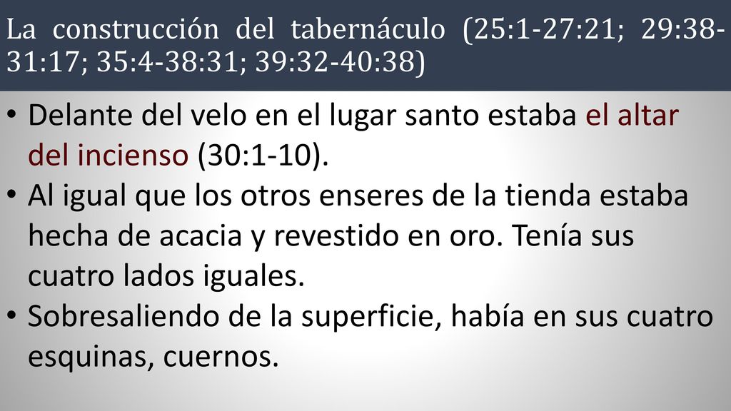 Sobresaliendo de la superficie, había en sus cuatro esquinas, cuernos.