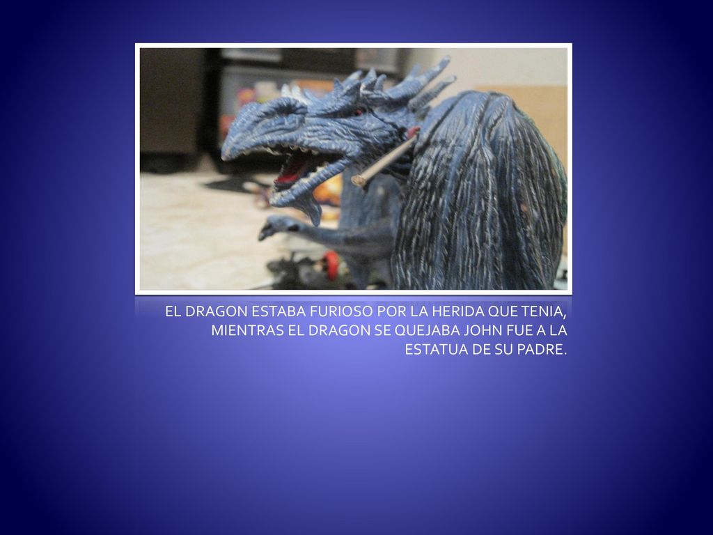 EL DRAGON ESTABA FURIOSO POR LA HERIDA QUE TENIA, MIENTRAS EL DRAGON SE QUEJABA JOHN FUE A LA ESTATUA DE SU PADRE.
