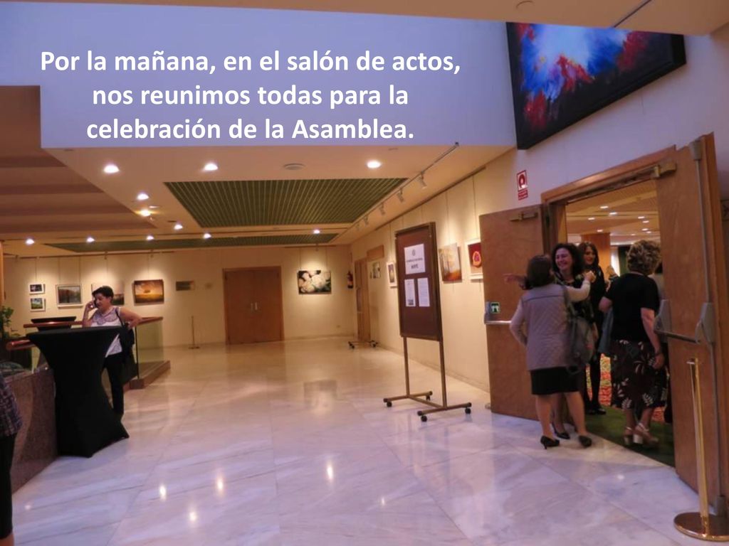 Por la mañana, en el salón de actos, nos reunimos todas para la celebración de la Asamblea.