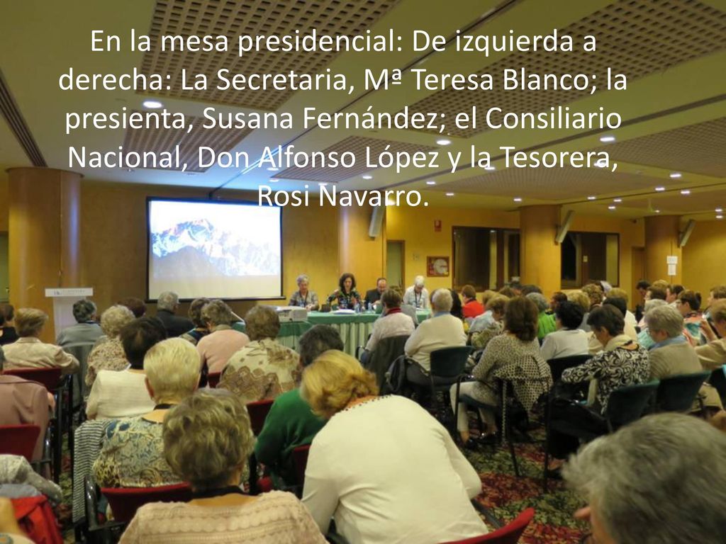 En la mesa presidencial: De izquierda a derecha: La Secretaria, Mª Teresa Blanco; la presienta, Susana Fernández; el Consiliario Nacional, Don Alfonso López y la Tesorera, Rosi Navarro.