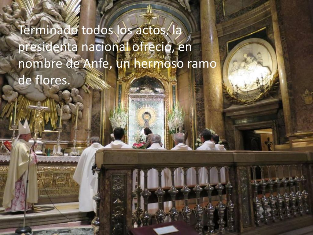 Terminado todos los actos, la presidenta nacional ofreció, en nombre de Anfe, un hermoso ramo de flores.