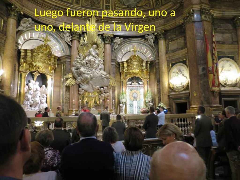 Luego fueron pasando, uno a uno, delante de la Virgen