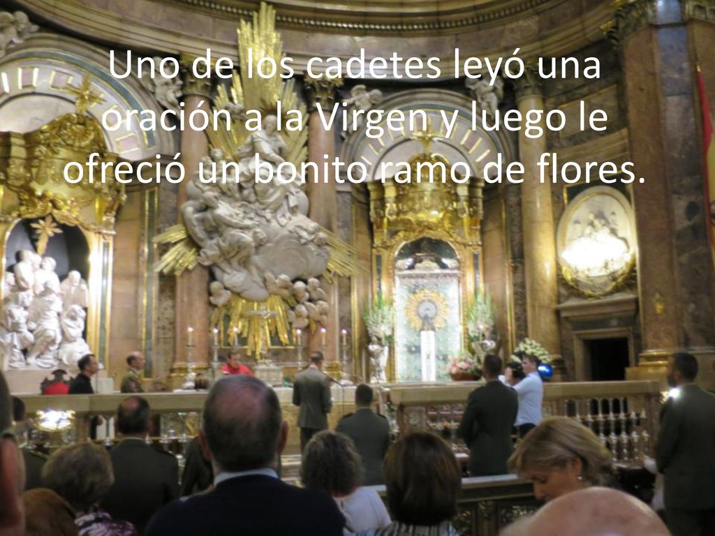 Uno de los cadetes leyó una oración a la Virgen y luego le ofreció un bonito ramo de flores.
