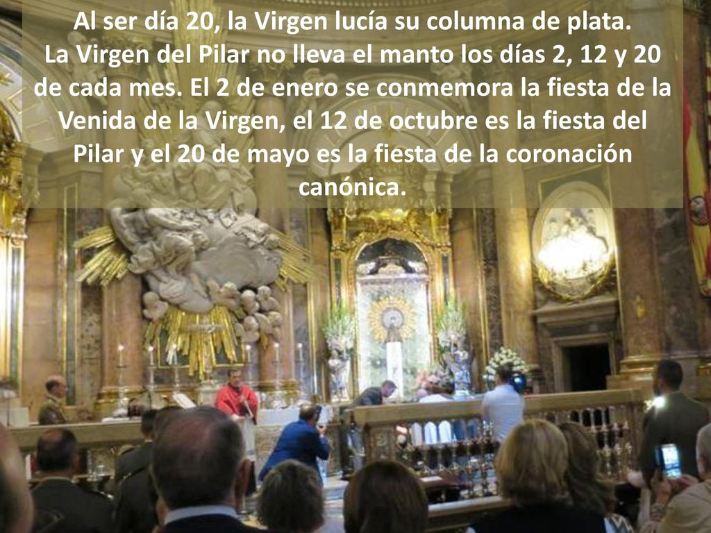 Al ser día 20, la Virgen lucía su columna de plata.