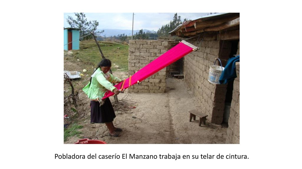 Pobladora del caserío El Manzano trabaja en su telar de cintura.