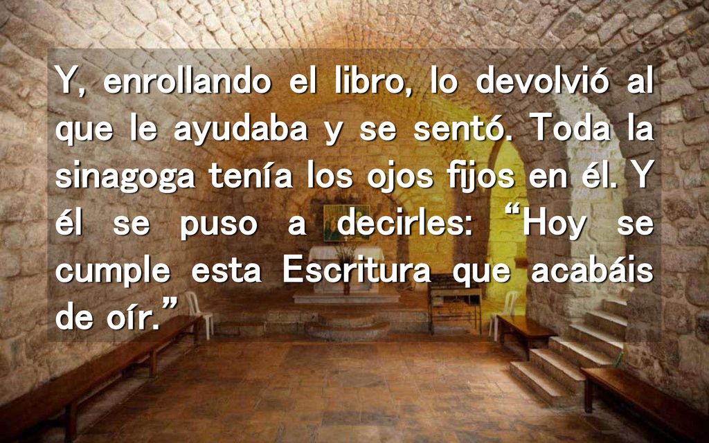 Y, enrollando el libro, lo devolvió al que le ayudaba y se sentó