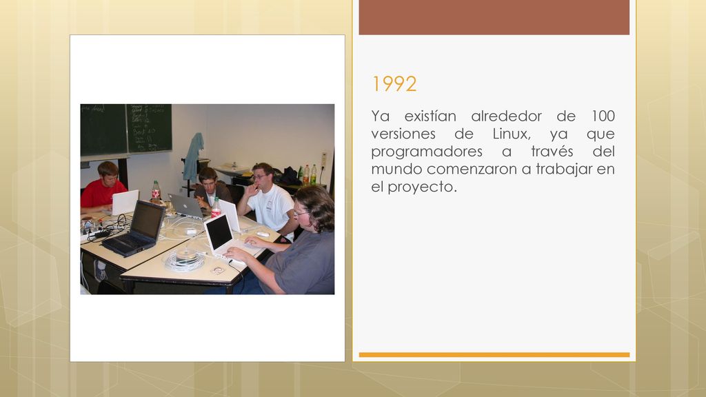 1992 Ya existían alrededor de 100 versiones de Linux, ya que programadores a través del mundo comenzaron a trabajar en el proyecto.