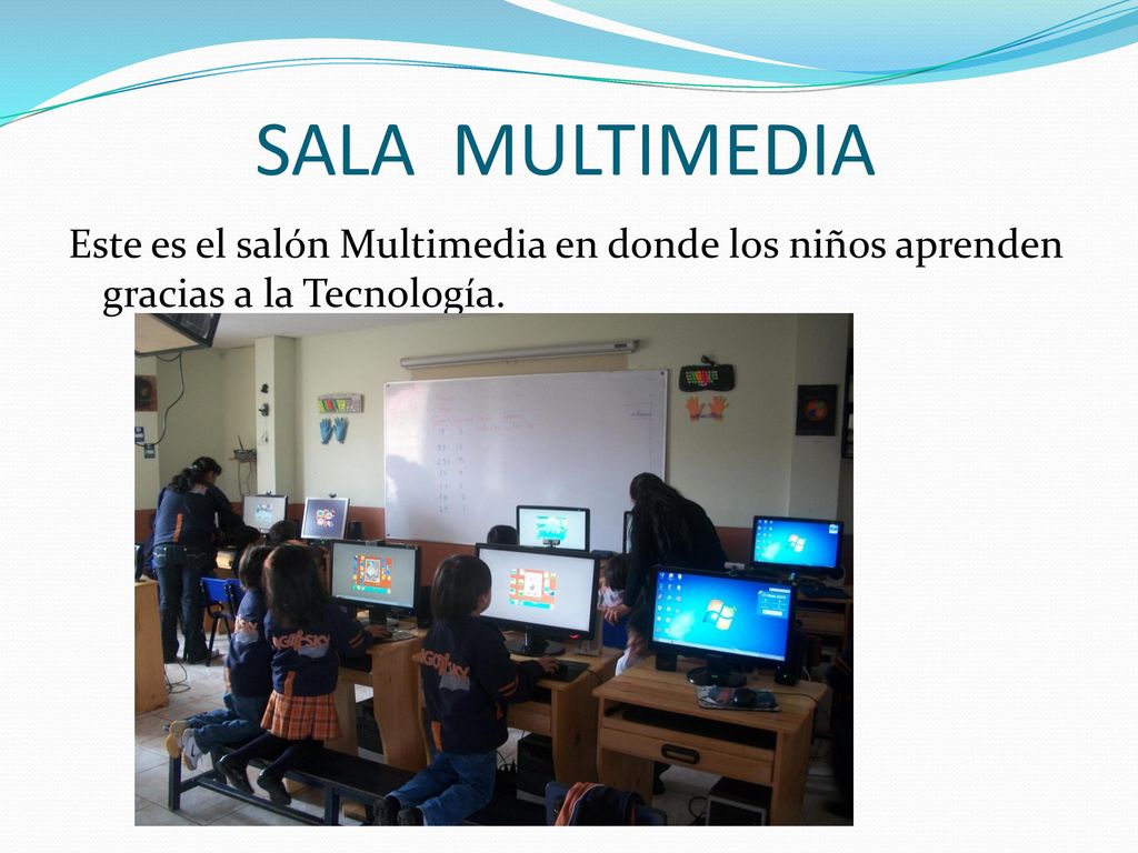 SALA MULTIMEDIA Este es el salón Multimedia en donde los niños aprenden gracias a la Tecnología.