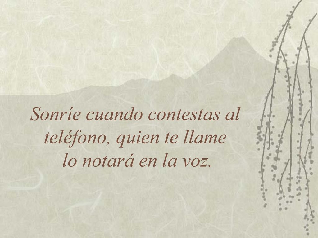 Sonríe cuando contestas al teléfono, quien te llame lo notará en la voz.