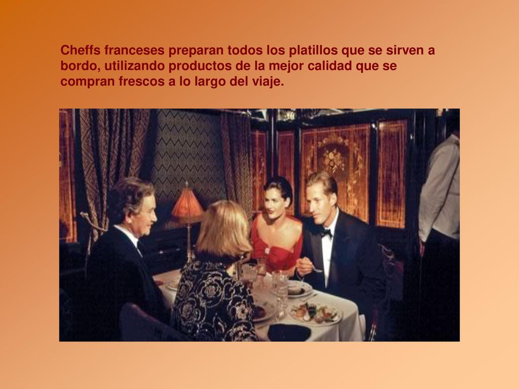 Cheffs franceses preparan todos los platillos que se sirven a bordo, utilizando productos de la mejor calidad que se compran frescos a lo largo del viaje.