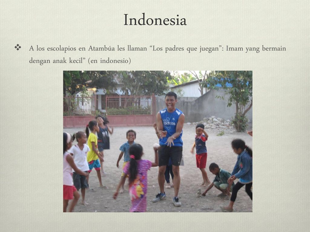Indonesia A los escolapios en Atambúa les llaman Los padres que juegan : Imam yang bermain dengan anak kecil (en indonesio)