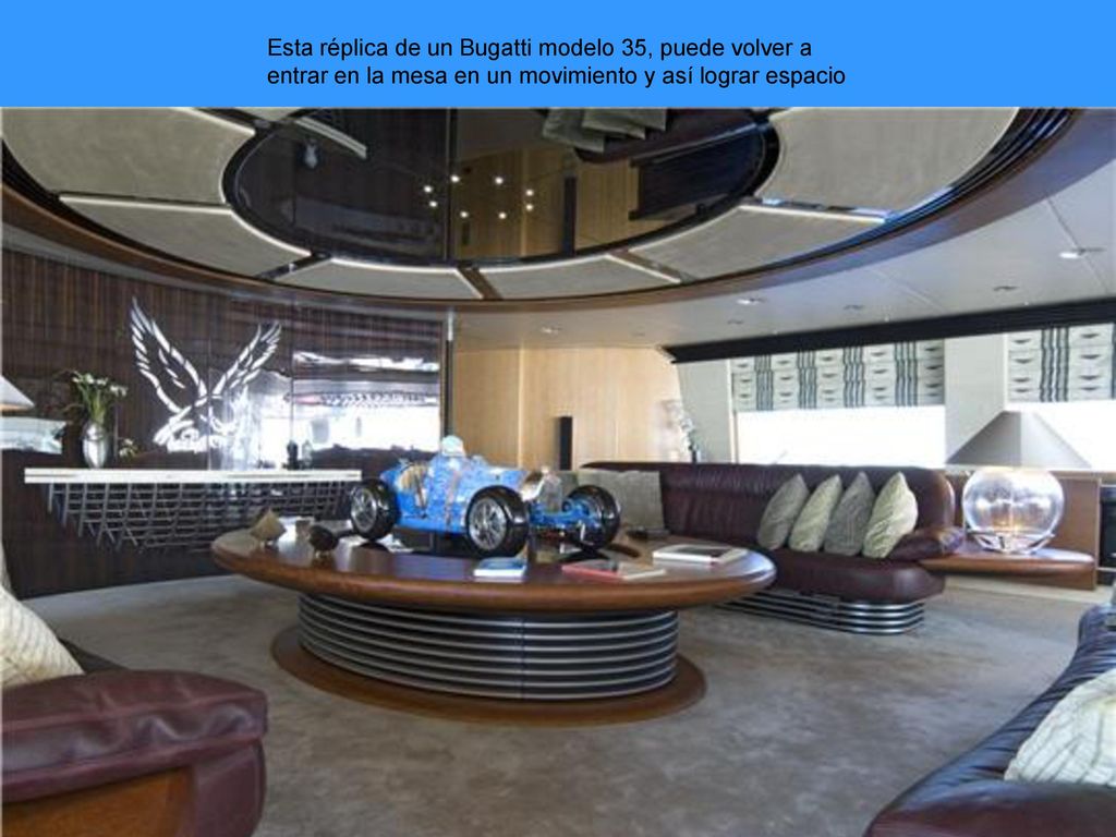 Esta réplica de un Bugatti modelo 35, puede volver a entrar en la mesa en un movimiento y así lograr espacio