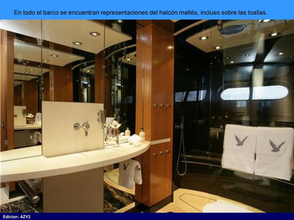 En todo el barco se encuentran representaciones del halcón maltés, incluso sobre las toallas.