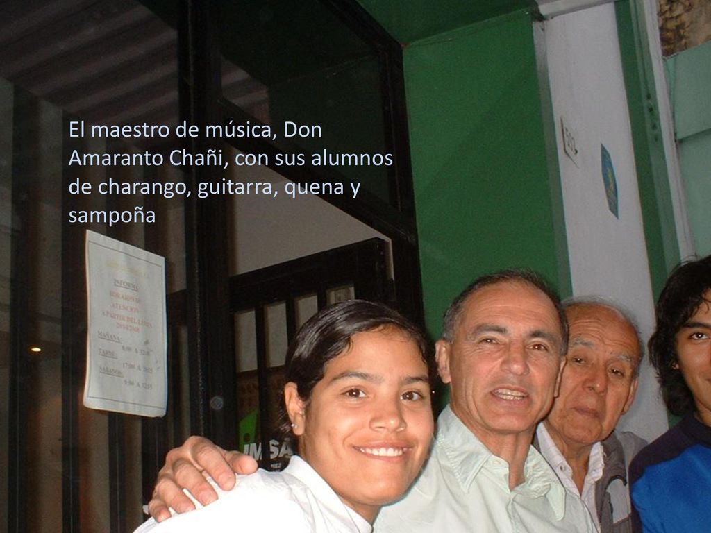 El maestro de música, Don Amaranto Chañi, con sus alumnos de charango, guitarra, quena y sampoña