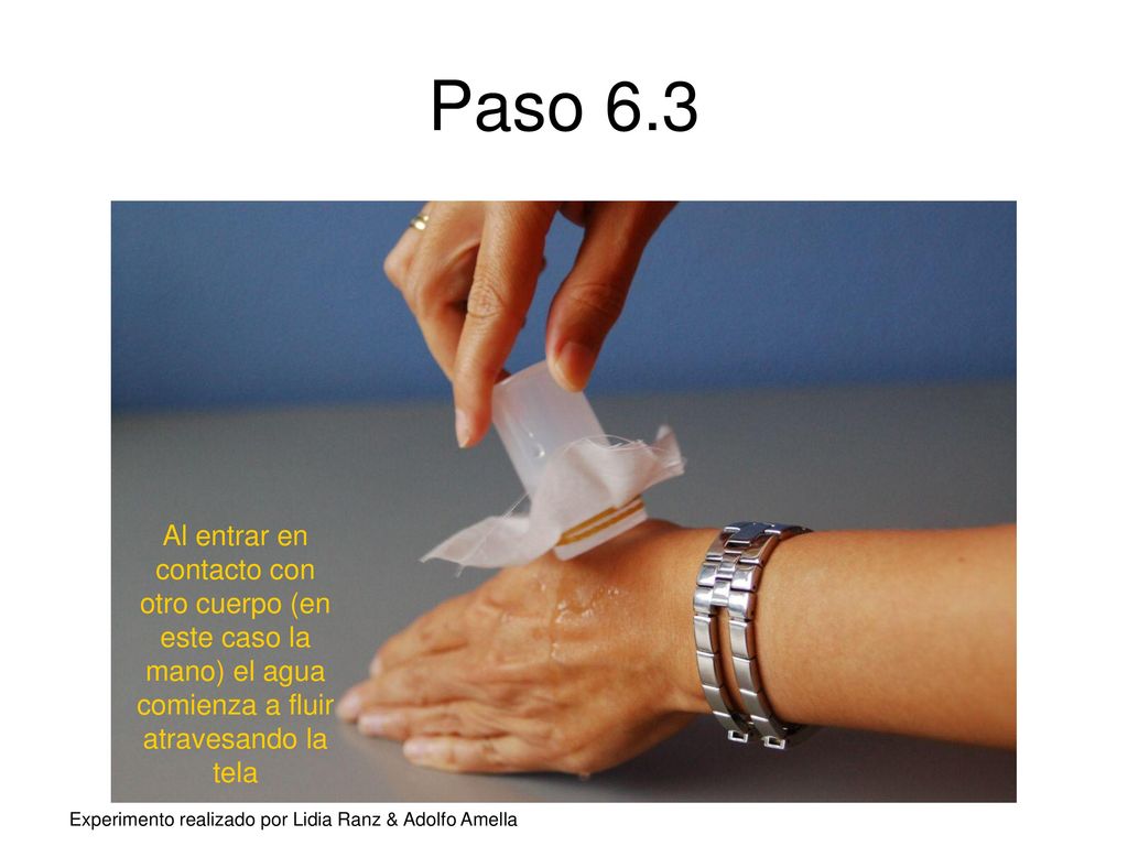 Paso 6.3 Al entrar en contacto con otro cuerpo (en este caso la mano) el agua comienza a fluir atravesando la tela.