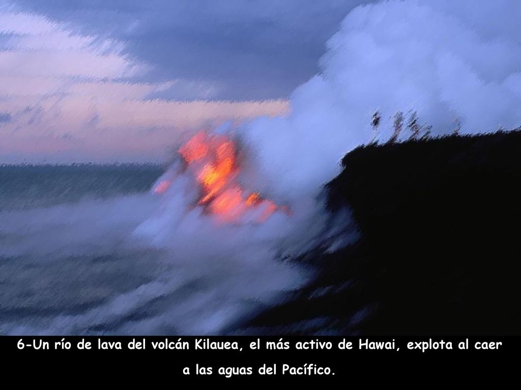 6-Un río de lava del volcán Kilauea, el más activo de Hawai, explota al caer a las aguas del Pacífico.