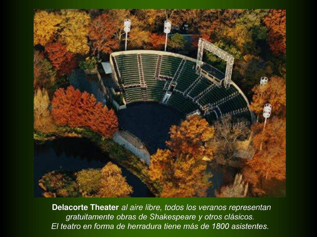 El teatro en forma de herradura tiene más de 1800 asistentes.