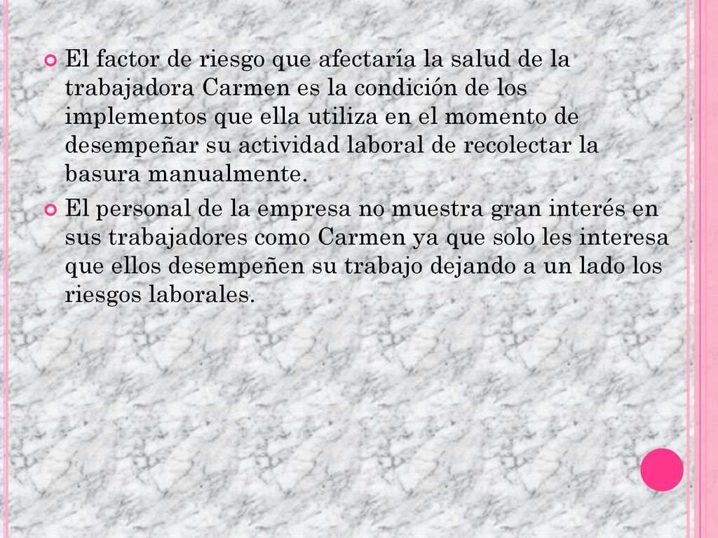 El factor de riesgo que afectaría la salud de la trabajadora Carmen es la condición de los implementos que ella utiliza en el momento de desempeñar su actividad laboral de recolectar la basura manualmente.