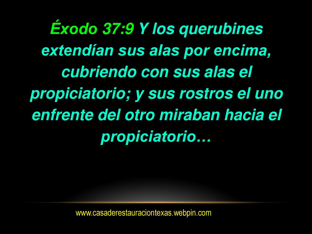 Éxodo 37:9 Y los querubines extendían sus alas por encima, cubriendo con sus alas el propiciatorio; y sus rostros el uno enfrente del otro miraban hacia el propiciatorio…