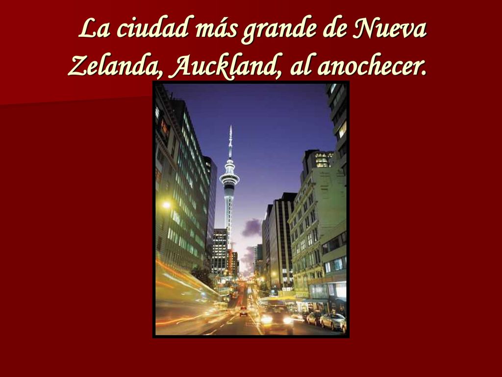 La ciudad más grande de Nueva Zelanda, Auckland, al anochecer.
