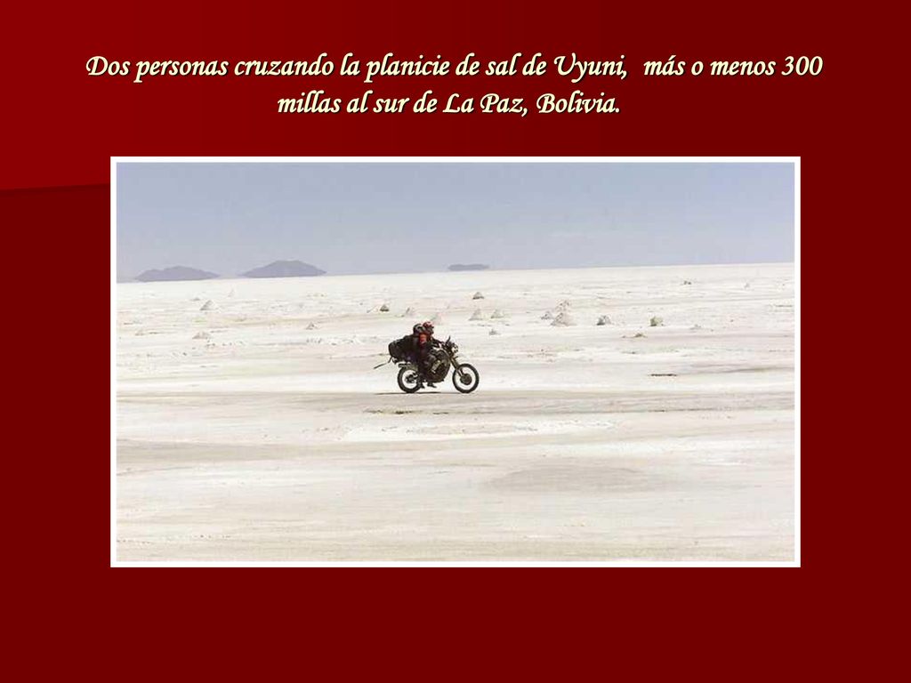 Dos personas cruzando la planicie de sal de Uyuni, más o menos 300 millas al sur de La Paz, Bolivia.