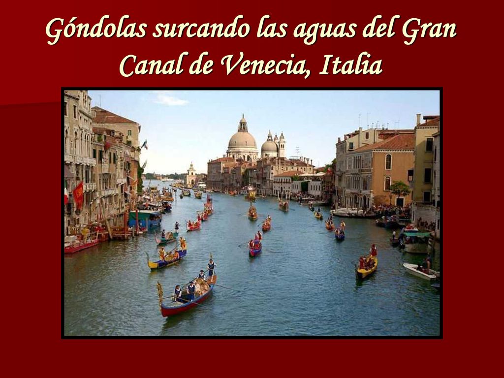 Góndolas surcando las aguas del Gran Canal de Venecia, Italia
