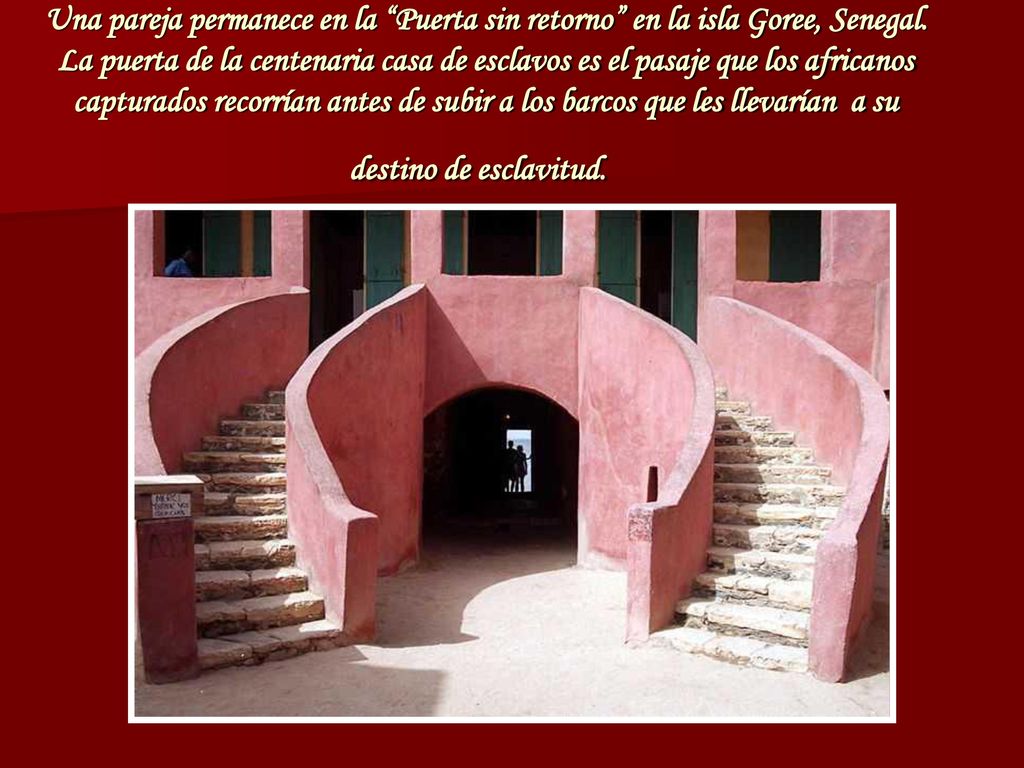 Una pareja permanece en la Puerta sin retorno en la isla Goree, Senegal.