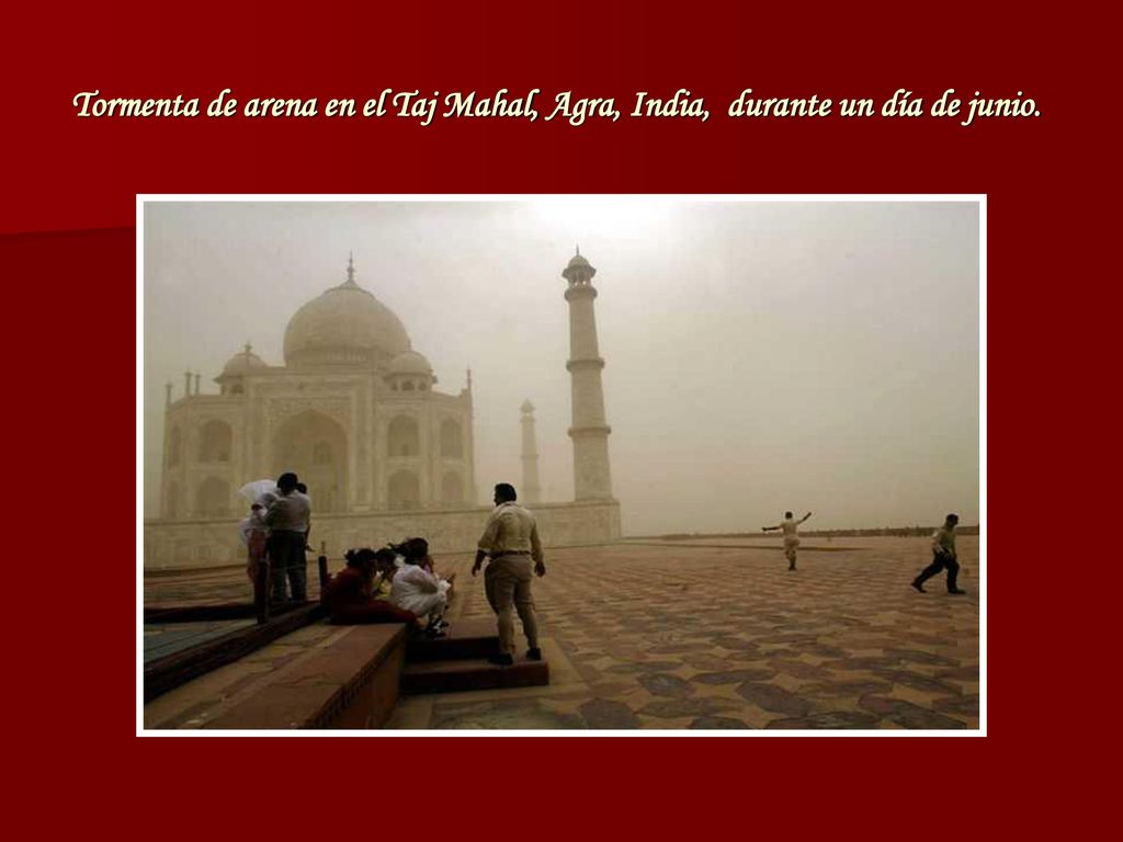 Tormenta de arena en el Taj Mahal, Agra, India, durante un día de junio.