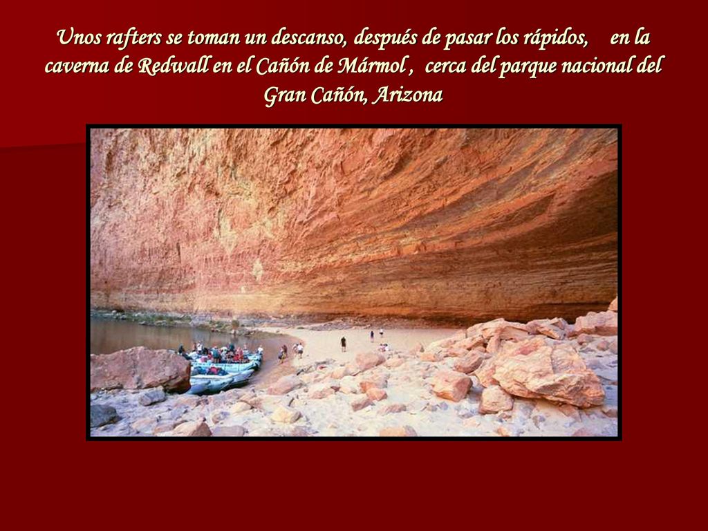 Unos rafters se toman un descanso, después de pasar los rápidos, en la caverna de Redwall en el Cañón de Mármol , cerca del parque nacional del Gran Cañón, Arizona