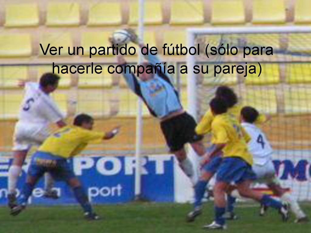 Ver un partido de fútbol (sólo para hacerle compañía a su pareja)