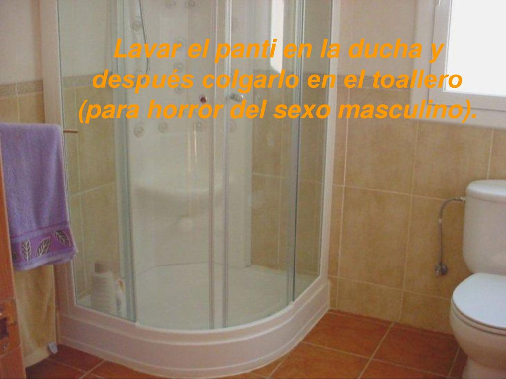 Lavar el panti en la ducha y después colgarlo en el toallero (para horror del sexo masculino).
