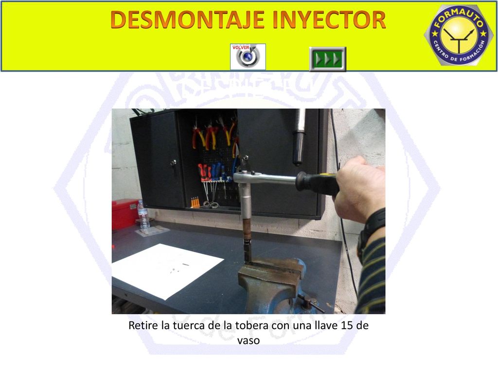 Retire la tuerca de la tobera con una llave 15 de vaso