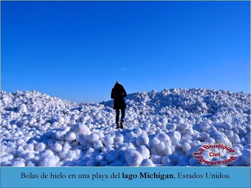 Bolas de hielo en una playa del lago Michigan, Estados Unidos.