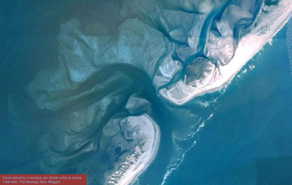 Canal estrecho, o bocana, por donde entra la marea. Tidal inlet