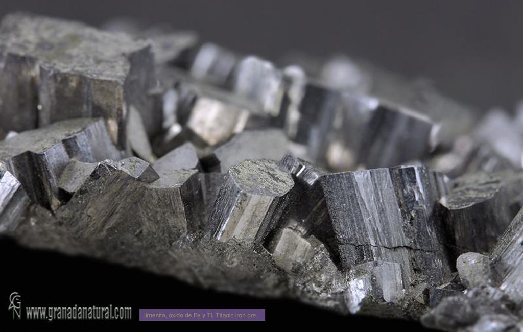 Ilmenita, óxido de Fe y Ti. Titanic iron ore.