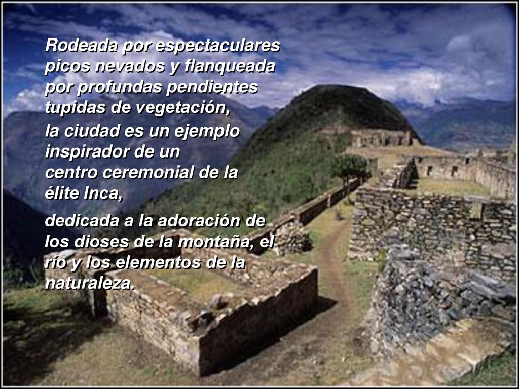 Rodeada por espectaculares picos nevados y flanqueada por profundas pendientes tupidas de vegetación,