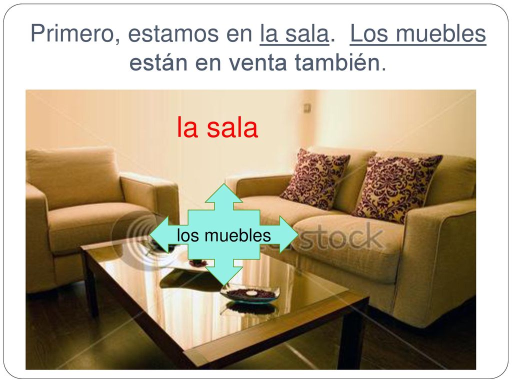 Primero, estamos en la sala. Los muebles están en venta también.