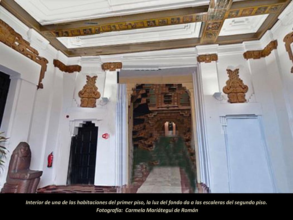 Interior de una de las habitaciones del primer piso, la luz del fondo da a las escaleras del segundo piso.