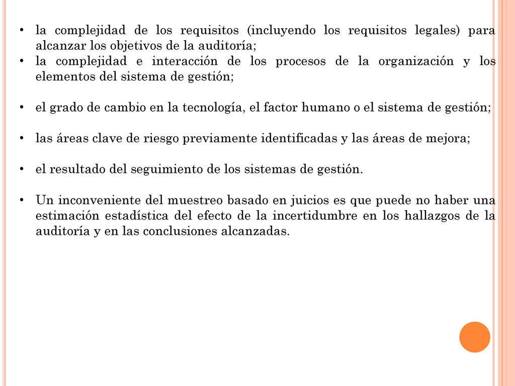 la complejidad de los requisitos (incluyendo los requisitos legales) para alcanzar los objetivos de la auditoría;